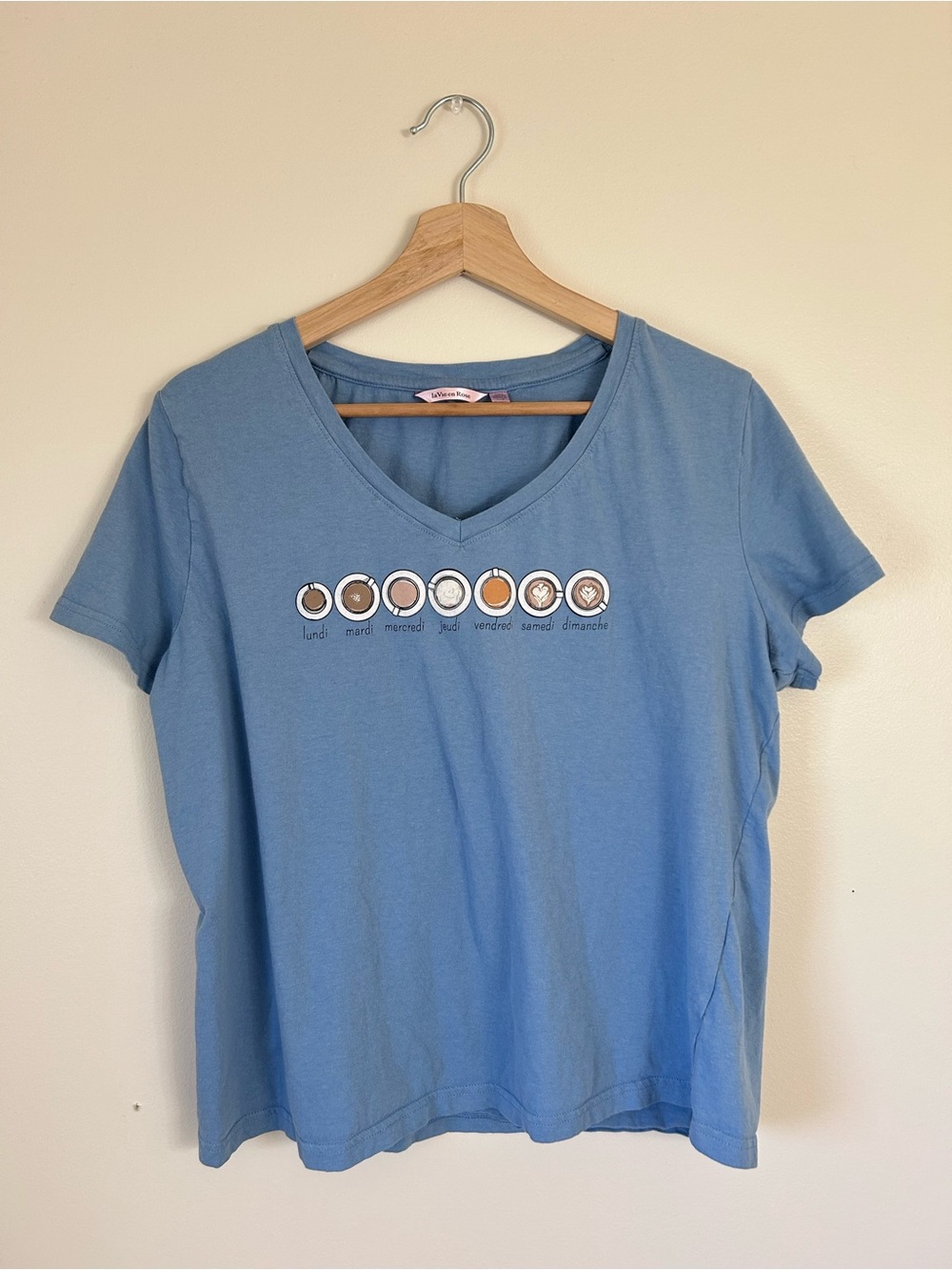 la Vie en Rose Blue Coffee "Days of the Week" Graphic V-Neck T-Shirt | Size L